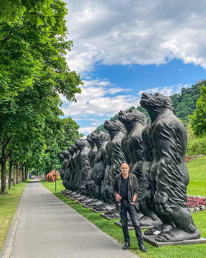 Ruedi Haller vor den 11 Bronze-Gorillas an der Bad RagARTz 2021 IMG_0425_2