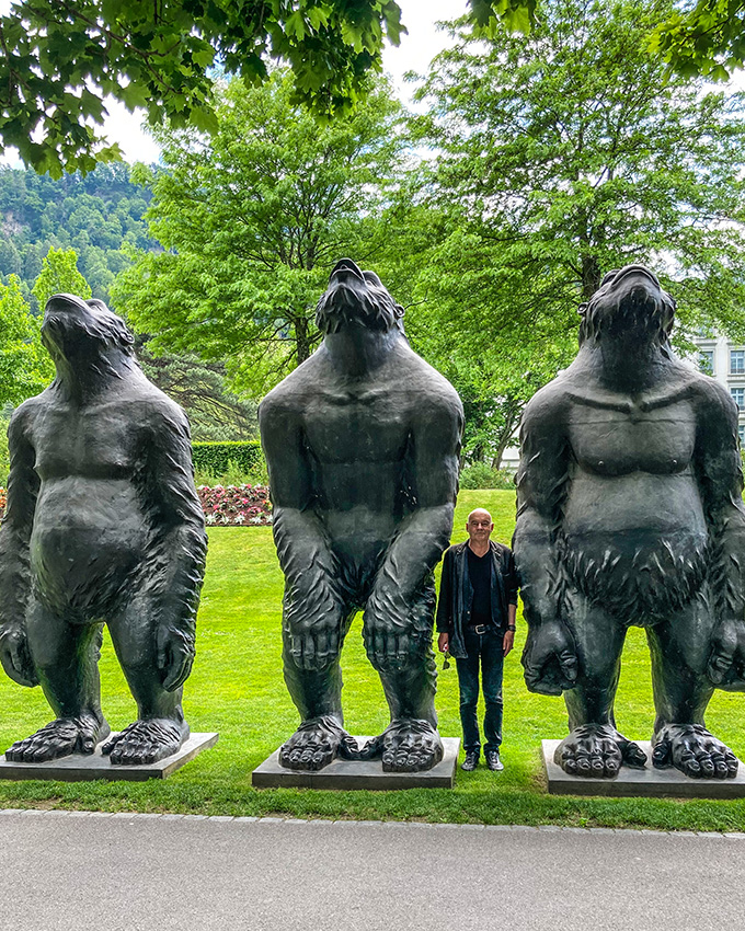 Ruedi Haller zwischen 2 der Bronze-Gorillas an der Bad RagARTz 2021 IMG_0426_3